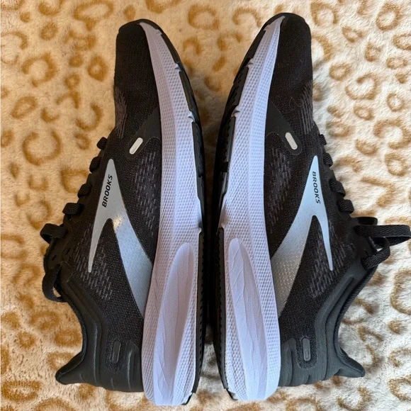Brooks Athletic Shoes Women’s Running
Size: 7.5 - Picture 8 of 10